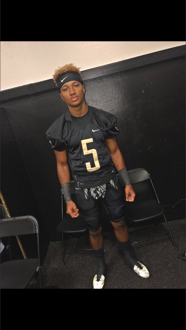 mick_2_quick's tweet photo. Everyone go follow my boy @jyell5 he on a come up senior szn 💪🏾 https://t.co/JYmd9K9iYL