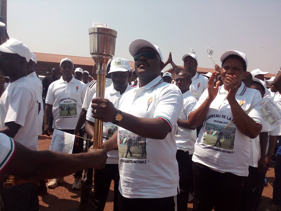 Hon Evelyne Butoyi🇧🇮 (@butoyievelyne) on Twitter photo Lancement flambeau de la paix, 11ème édition par SE <a href="/pnkurunziza/">Pierre Nkurunziza</a>, ce 11 septembre 2017 <a href="/KayanzaProvince/">Province Kayanza</a> Lancement flambeau de la paix, 11ème édition par SE <a href="/pnkurunziza/">Pierre Nkurunziza</a>, ce 11 septembre 2017 <a href="/KayanzaProvince/">Province Kayanza</a>