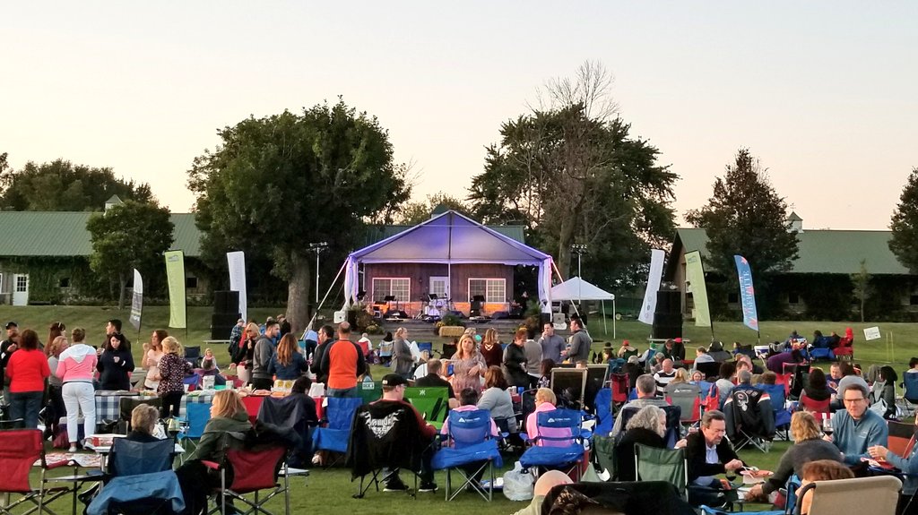 DonatoDebbie's tweet photo. Crowd view at last night's #cabcab event. Plenty of wine and good food enjoyed during concert, featuring songs about HOME. #musicvenue https://t.co/9KTf5qYEcO