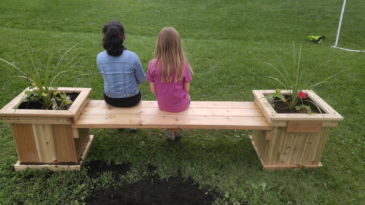 eep____CJ's tweet photo. Nos élèves adorent les nouveautés de la cour d'école! https://t.co/WoeaX8Rw75
