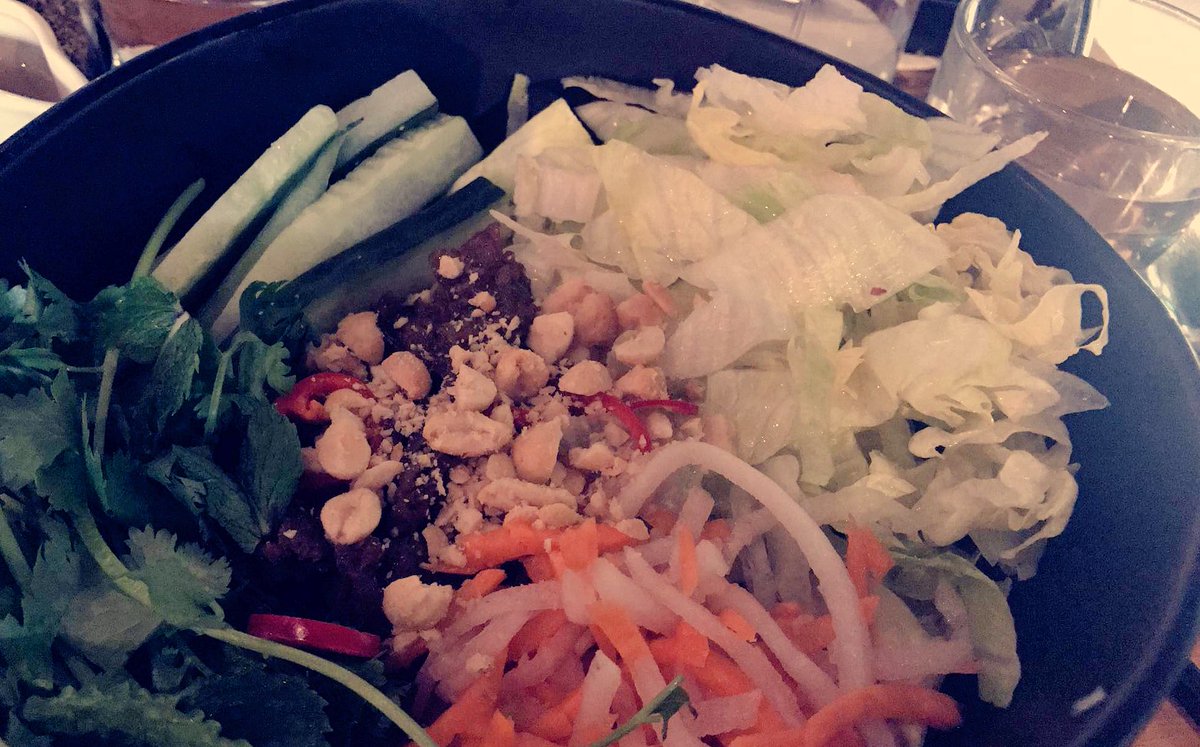 notetoiris's tweet photo. Bit disappointed with @mildredslondon 'duck' rice noodle bowl, didn't think half would be iceberg lettuce π #needhotfood #mansnothot #vegan https://t.co/xFi74wceRS
