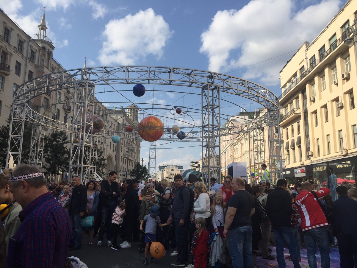 salmacbc's tweet image. Out of the world scene on streets for Moscow day; Sputnik, Soyuz and '000s of ppl ! #Moscow870