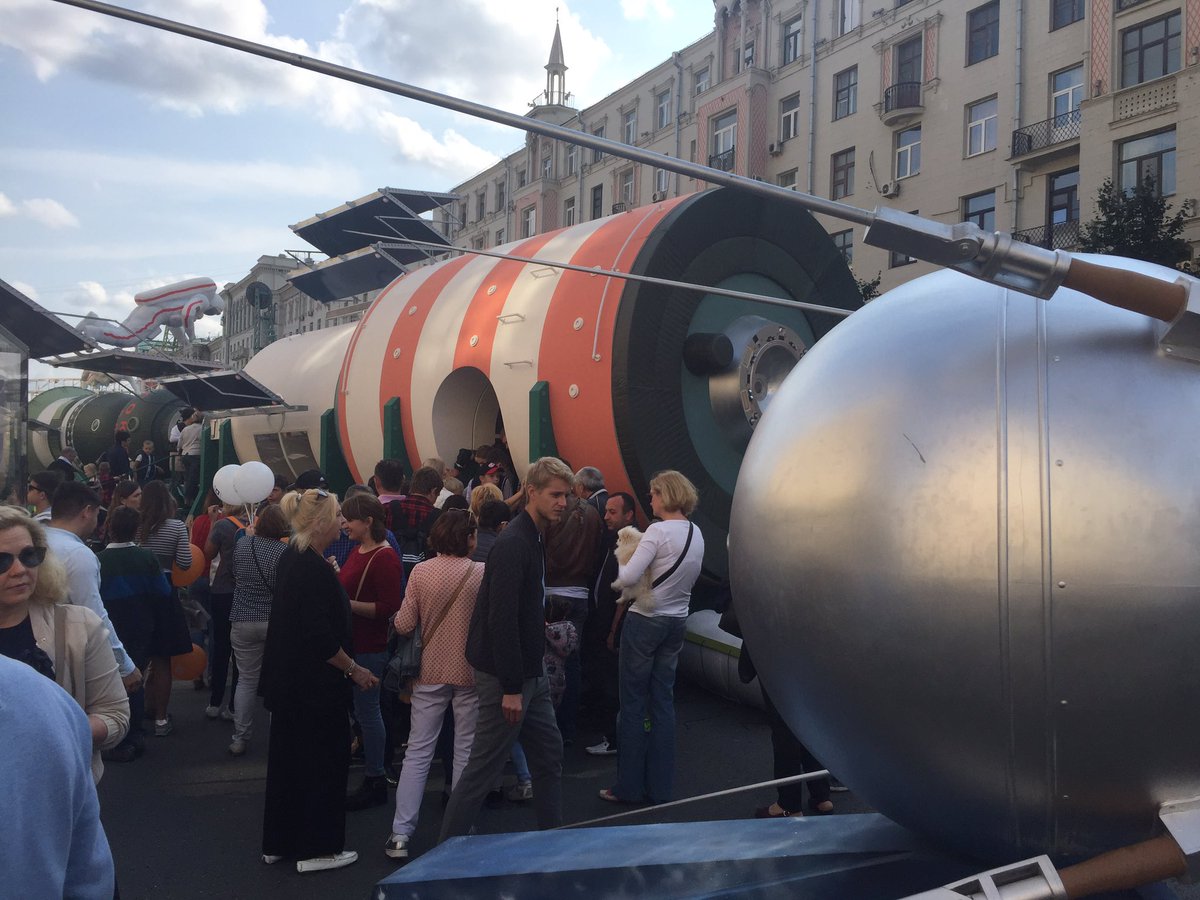 salmacbc's tweet image. Out of the world scene on streets for Moscow day; Sputnik, Soyuz and '000s of ppl ! #Moscow870