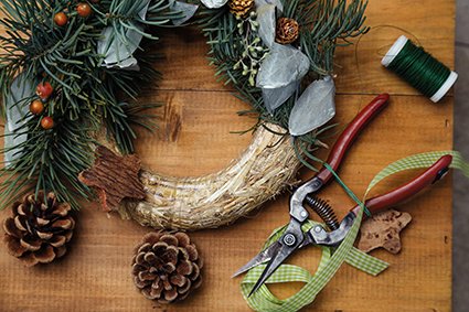 Plan ahead for Christmas and book on to a wreath making workshop at Abington Park Museum. Details at: northampton.gov.uk/museumworkshops #CraftHour