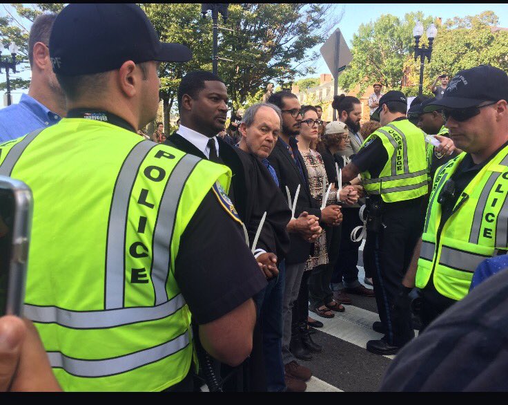 Bu ip gibi dizilmiş elleri plastik kelepçeli kişiler Trump'ı protesto eden profesörler!
Türkiye'ye demokrasi dersi vermeyen kalkan ABD bu!