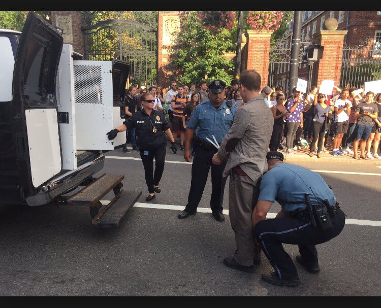 Trump'ı protesto eden profesörün hali bu
Diyoruz ya biz de özgürlük haddinden fazla
PKK-DHKPC destekçisi akademisyenlerle dolu üniversiteler