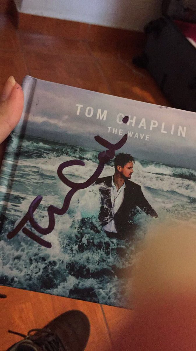 keaneparaguay's tweet photo. Este hombre es un amor! Salió a saludar como lo prometió! Thank you @tomchaplin so cute as always! ❤️ #thewavetour https://t.co/F3rDjsVqWN