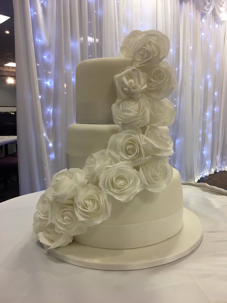 LauraCakecrumbs's tweet photo. When plain turns into unique #twd #thewalkingdead #weddingcake #zombies thanks for letting me create your vision Joanne &amp; Stephen https://t.co/JqGGBUmb1y