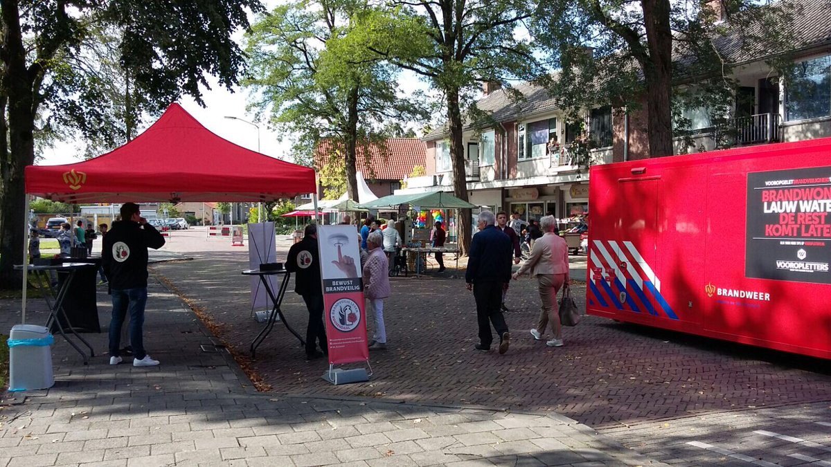 VredeAd's tweet photo. #BurgerhoutBruist met o.a. @WijZijnRsd #WonenPlus #Wegwijs #RoosendaalVoorElkaar @BvlRoosendaal @buurtpreventRSD : Dank aan vrijwilligers! https://t.co/uupINUpEaf