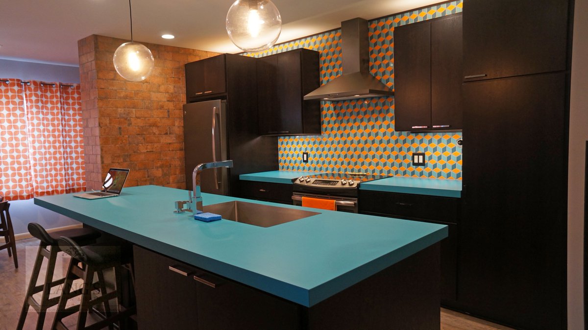 Love the effect of this #DimensionalArt #backsplash from @Clayhaustile.  Color and shape create the perfect style! langskitchens.com/kitchens/