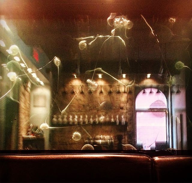 PlateauCom's tweet photo. @pullman_bar_a_vin https://t.co/Kk86fi5s86 Miroir #pullmanbaravin #design #detail #baravin #aveduparc #montreal #bbraen https://t.co/DBy8fafcf9