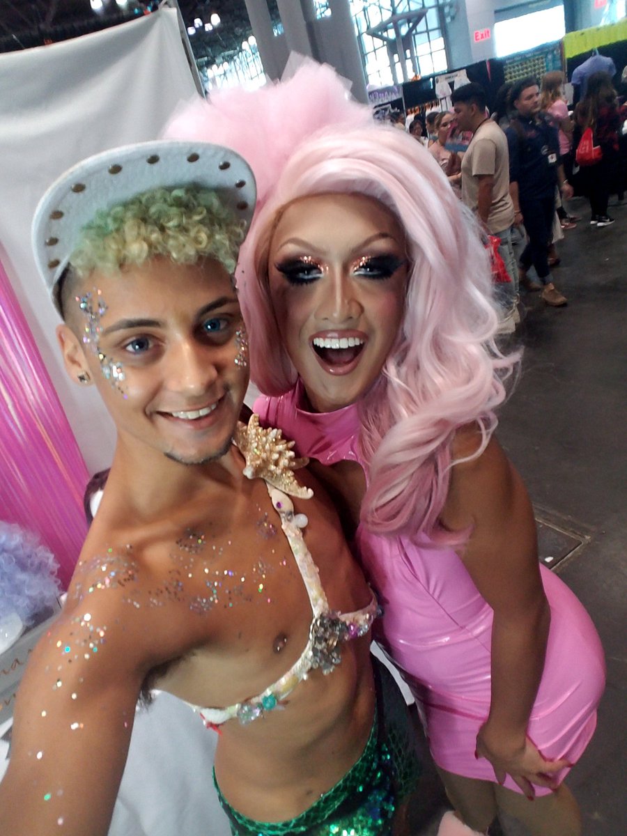 We cute <a href="/onlinekyne/">Kyne</a>  #DragCon #shesmellednice