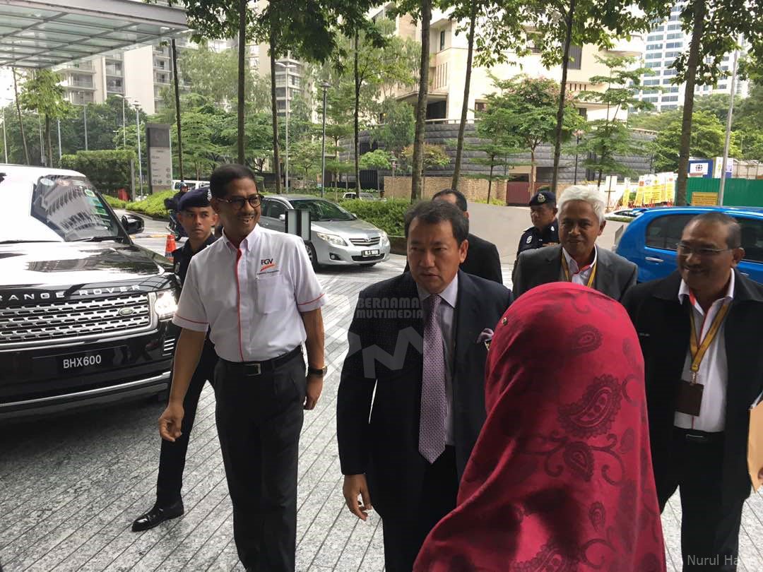 Bernama On Twitter Newly Appointed Fgv Chairman Datuk Wira Azhar Abdul Hamid Reporting For Duty At 8 15 Am Today At Menara Felda Https T Co Afxo4bo11x Twitter