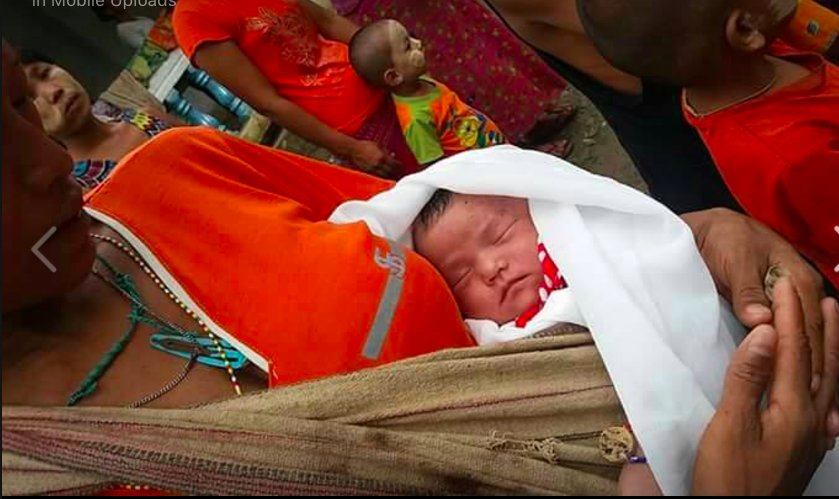 Homeless baby: #Arakanese #Rakhine mother holds her baby as she waited for the local aid groups arrivals. over 1000s had fled #maundaw.