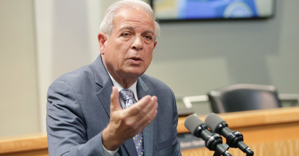 HuffPostPol's tweet image. Miami mayor to Donald Trump: It's time to talk about climate change huffp.st/5K0bfuT