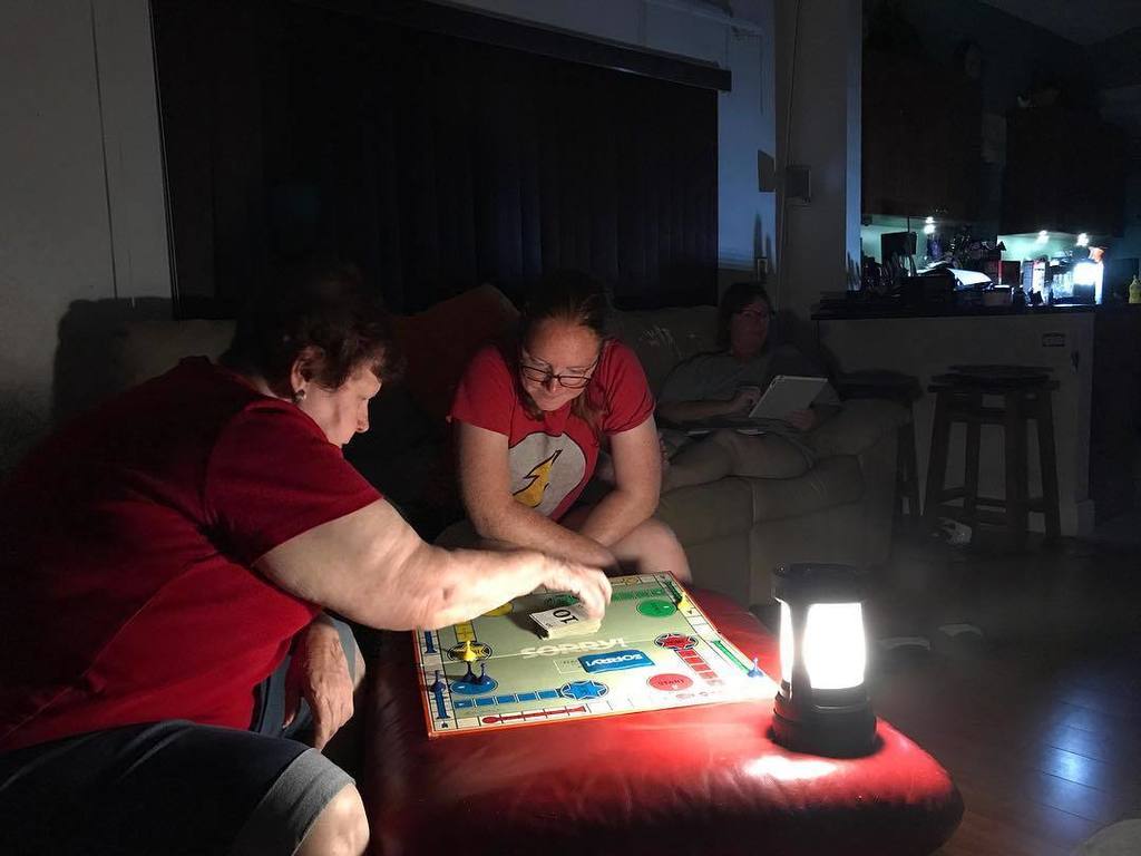 britfood's tweet image. Hurricane Irma No Power Now. Internet running off second UPS. #irma  #hurricane #impacttest #hurricaneprep #hurric… ift.tt/2xpCXaU