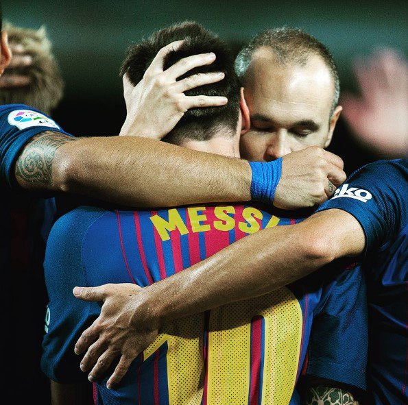 InvictosSomos's tweet photo. Quédate con quien te abrace como Iniesta a Messi. https://t.co/uHXx9c8eNL