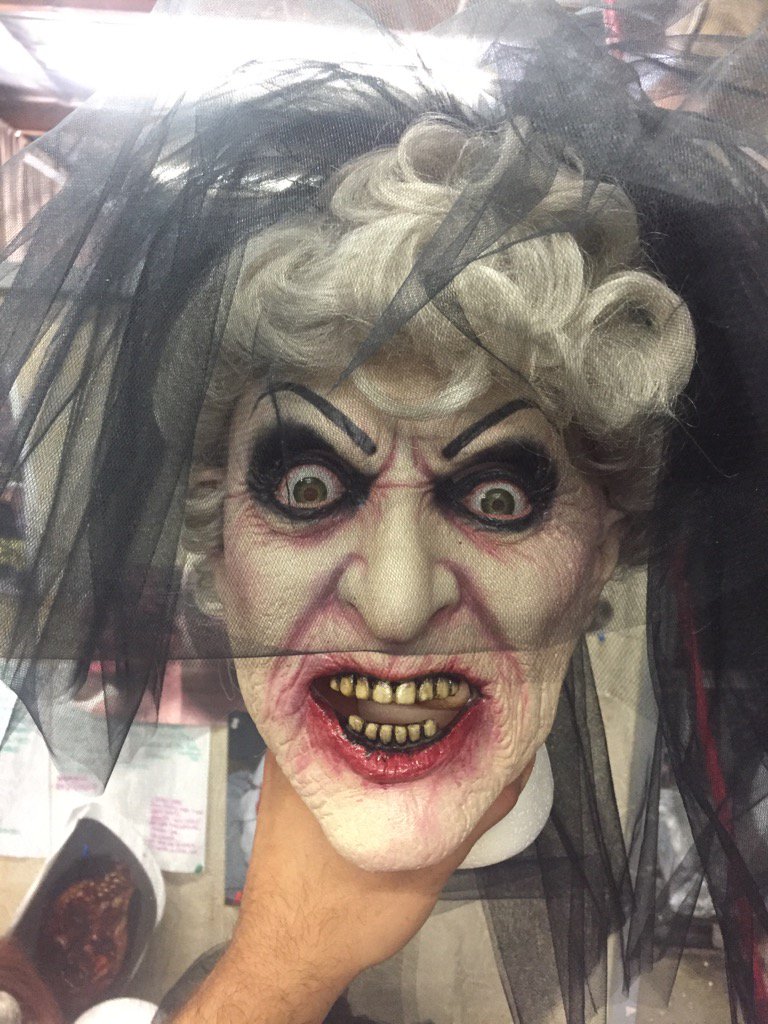 Portaal Geen Onophoudelijk Horror Nights on Twitter: "New sculpt for Bride in Black from Insidious  with the eyes built in to the mask! https://t.co/ZUlzgzH6Ob" / Twitter