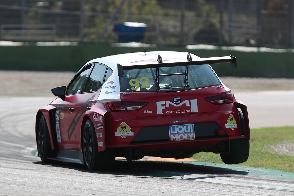 Weekend da dimenticare per <a href="/CarlottaFedeli/">Carlotta Fedeli</a> a <a href="/autodromoimola/">Autodromo di Imola</a> nella #SEAT Leon Cup <a href="/SEATMotorsportI/">SEATMotorsportItalia</a>