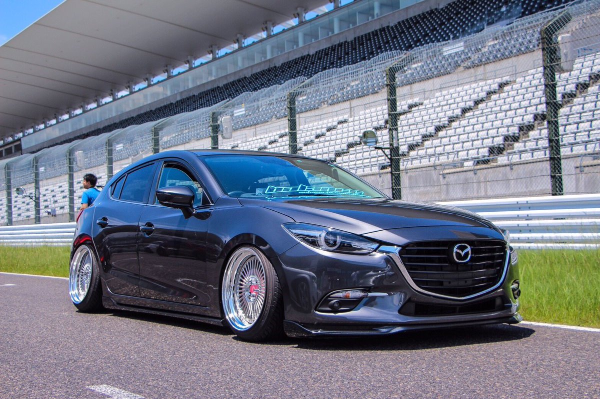 モリノ クマ V Twitter 現行マツダは 弄らなくても かっこいい 弄って車高下げてる現行マツダは 各々のオーナーの個性が出てて かっこいい 俺はそう思うけどなぁ笑笑 車高下げて 10jのホイール前後通しで履かせて フロントナンバー外しただけで こんなに