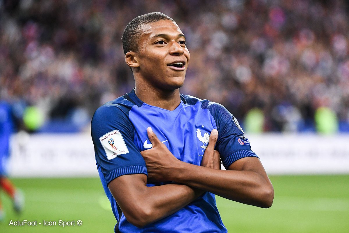 ActuFoot_'s tweet photo. Mbappé : "Petit, je ne savais pas ce qu’était la calvitie donc je voulais faire un rond comme Zidane. Le coiffeur m’a pris pour un fou..." https://t.co/ktQrbt0meq