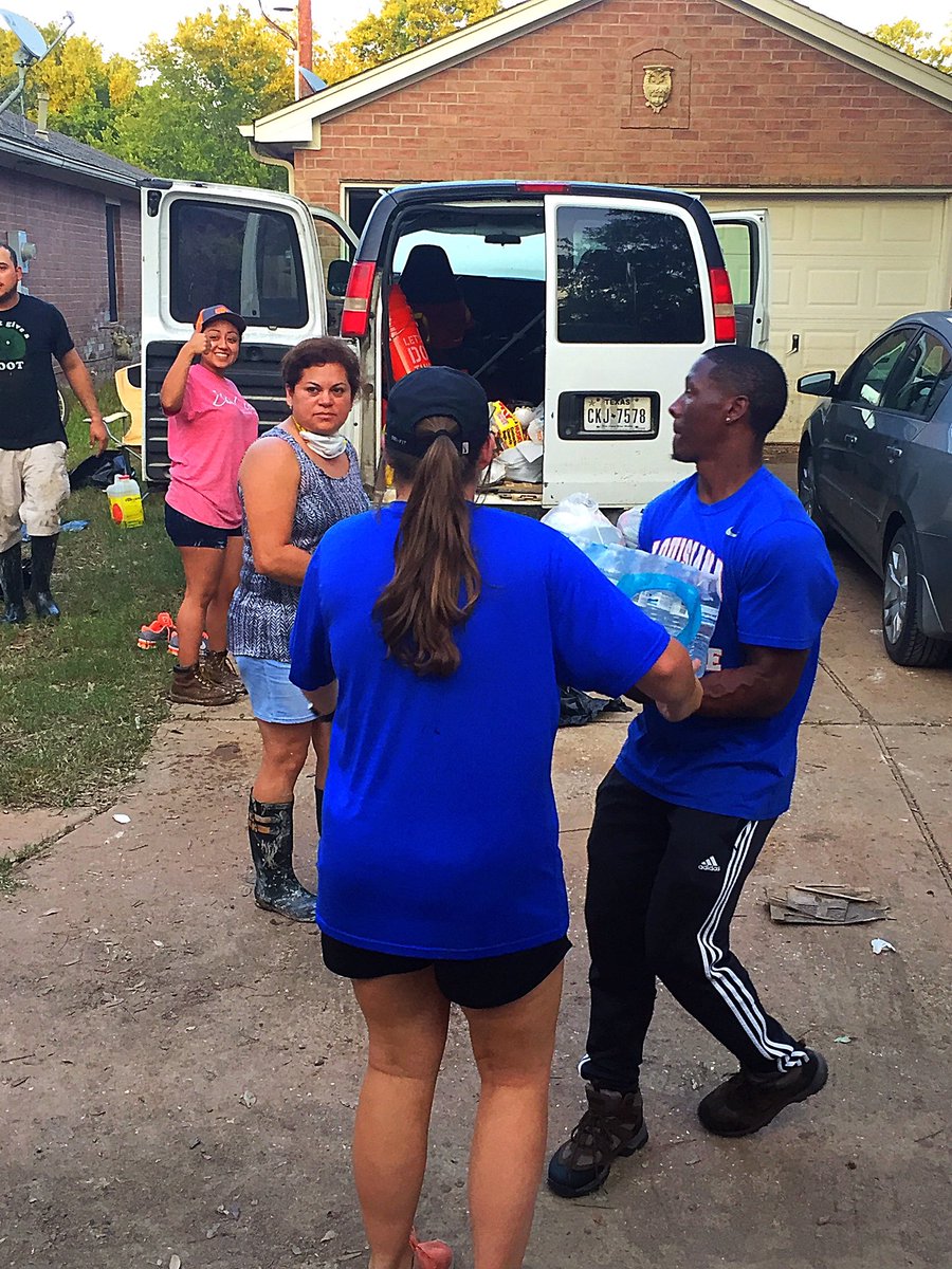 Wildcat_Handoff's tweet photo. Our second stop was to Canyon Gate subdivision in Katy, TX. It was one of the hardest hit areas in the state! #WildcatHandoff https://t.co/65v6Z8gBGe