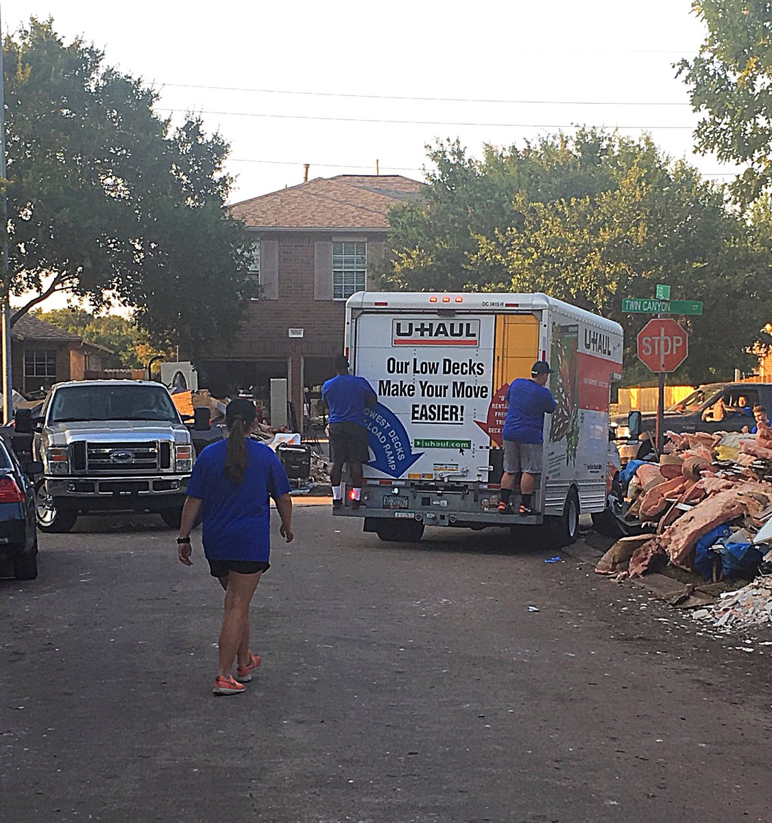 Wildcat_Handoff's tweet photo. Our second stop was to Canyon Gate subdivision in Katy, TX. It was one of the hardest hit areas in the state! #WildcatHandoff https://t.co/65v6Z8gBGe