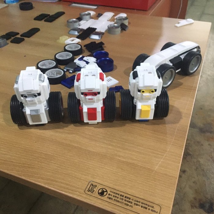 hyperstarter's tweet photo. Maunzi is a cool #robotics kit that uses #lego to make new #robots https://t.co/Zle8R8rJtD #kidtech #robofriends @kickstarter https://t.co/6nOwBVZCaw