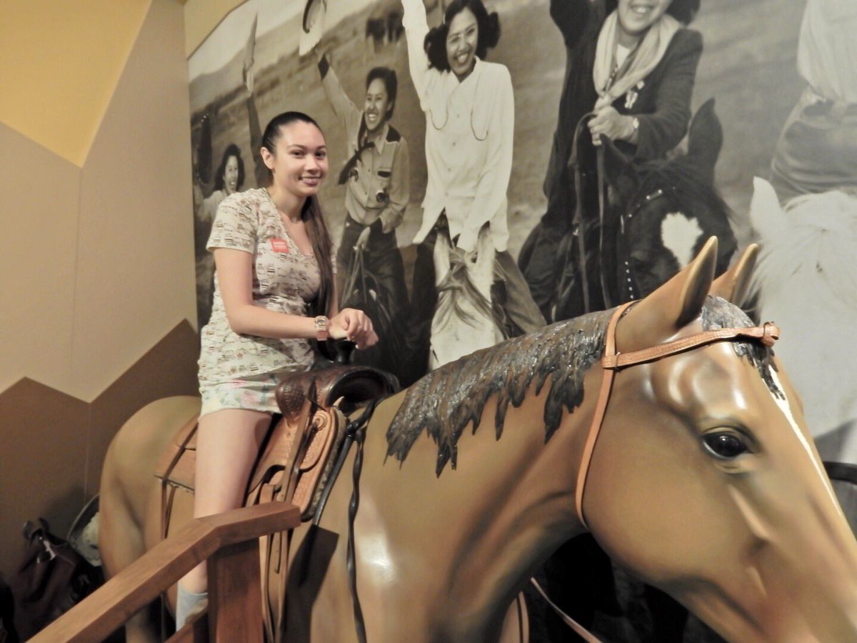 Queenie4ever's tweet image. Had fun at the museum with @NavisMerceron @megan_harty #panningforgold #westworld #tinytable