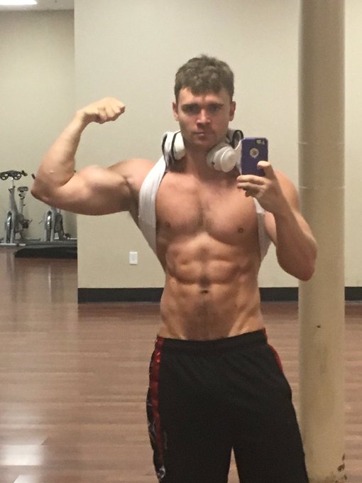 Working on the trophy muscles 💪🏻 🏆 7lbs till 200 https://t.co/2bAfZhsGH4