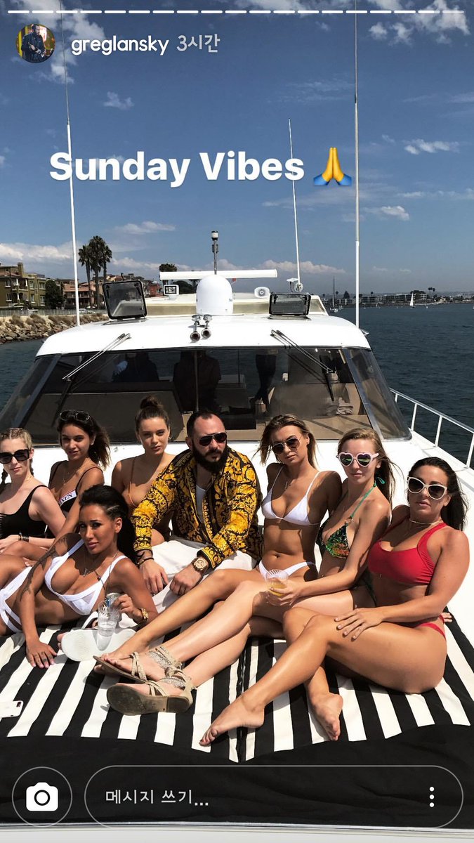 whatsdf's tweet image. Sunday Vibes

@LanaRhoades with awkward expression, So cute😍😍😍
W/ @GregLansky @MsAbigailMac @KSLibraryGirl etc