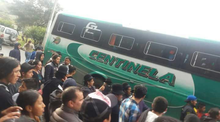 1. Bus Centinela que venía con 40 pasajeros de El Cisne se quedó sin frenos, se impactó contra un trailer y bus Coop. Viajeros, en Saraguro.