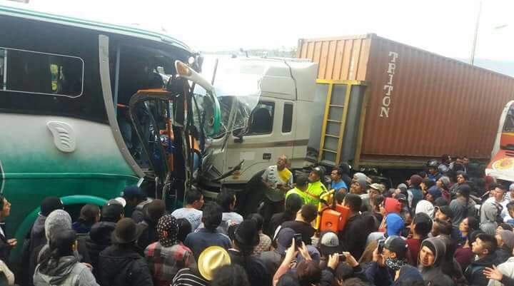 #Loja| Choque frontal entre un bus de la Cooperativa "Centinela" y un trailer en #Saraguro se regitra daños materiales (Fotos: Arturo Gómez)