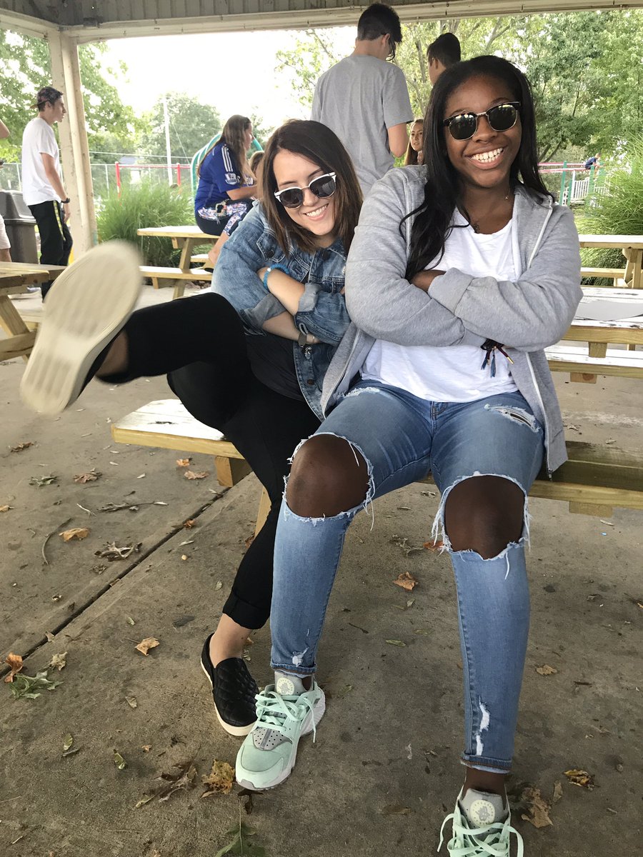 LynaisaJ_'s tweet photo. Dis forever da homie 😎🤞🏽#devilsGrass @alexamitchelll https://t.co/XDzzhKz9ft
