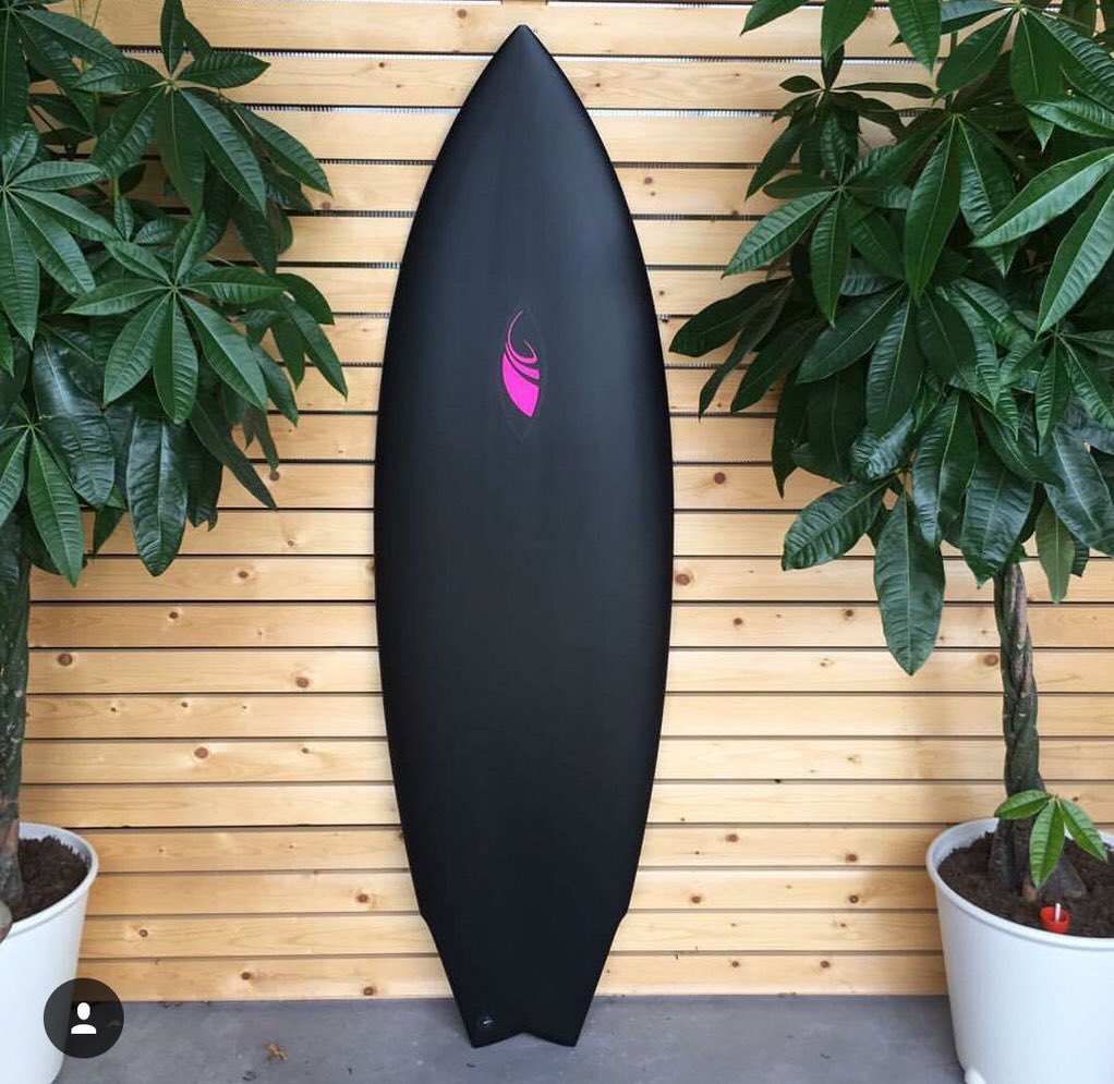 Quebrandoquilha's tweet photo. Bonita é essa prancha aqui, vc é no maximo ajeitadinha 😂🏄🏻🌊 https://t.co/hTA1LCTFW5