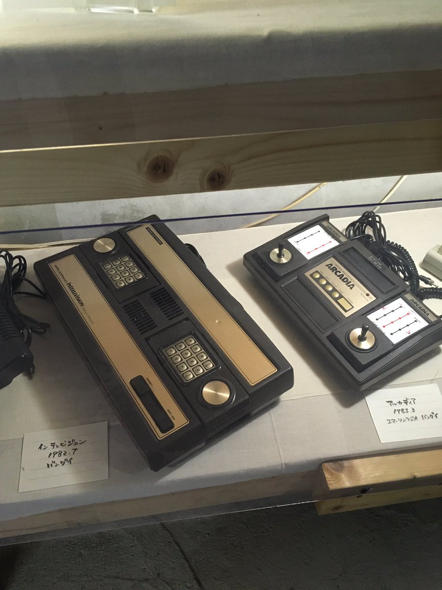 ゴージャス和歌山 バンダイが仕入れた海外ゲーム機 インテレビジョンとアルカディア この後もバンダイはrx 78やピピンアットマークとゲーム機に関してはスカを引き続けた印象 Jarga展示会