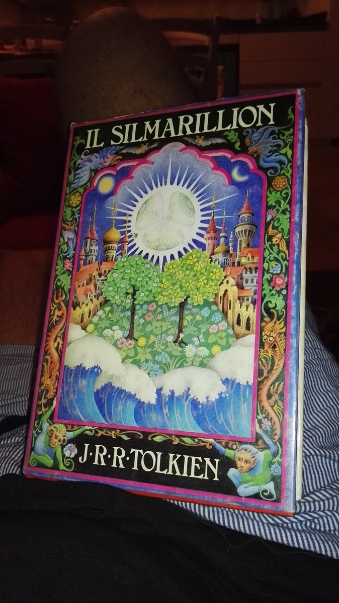 TolkienBooks1's tweet photo. Non mi guardare così, ora rileggo anche te! #Tolkien #IlSimarillion https://t.co/l5oILLdTfl