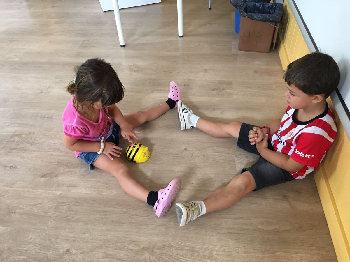 FEDAC_Angles's tweet photo. Ens ho passem molt bé amb les #beebops a les aules d' #educacióinfantil de @FEDAC_Angles @twtFEDAC #passióxeducar #avuixdemà #projectetàcil https://t.co/6HNPdCBeWg