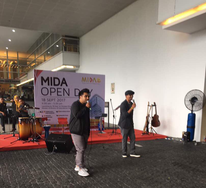 OfficialMIDA's tweet photo. Terima kasih @ErwanMuhibbain, @zahidbaharudin & #AndyFlopPoppy kerana memeriahkan #MIDAOpenDay https://t.co/QgtQ51tdYx