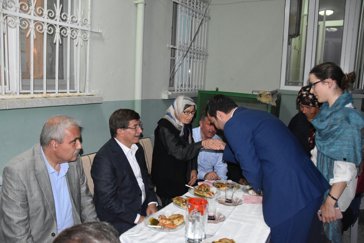 hsncnrk's tweet photo. 26. Dönem Başbakanı, @Ahmet_Davutoglu ile Milli Birlik Komitesi Üyesi Ahmet Er'in ailesine taziye ziyaretinde bulunduk. @merterkirkmali https://t.co/V5pCwCaL08