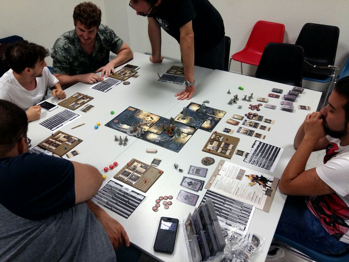ValenciaLudika's tweet photo. ¡El pasado viernes tuvimos nuestra habitual tarde de juegos! #MassiveDarkness #MagicTheGathering #EstafadoPorLosEurogames https://t.co/fqbqXuTSo0