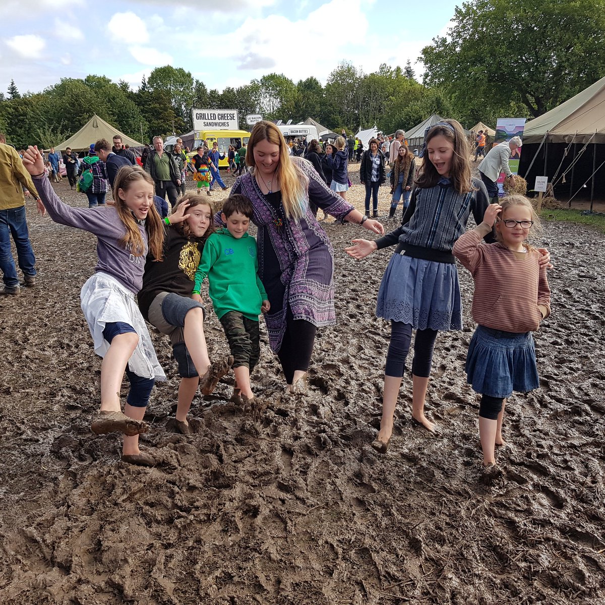 Ribbonsx's tweet photo. @cerysmatthews @adilray @TheGoodLifeExp We embraced the mud on the barefoot walk :) https://t.co/GWnWmxTcqw