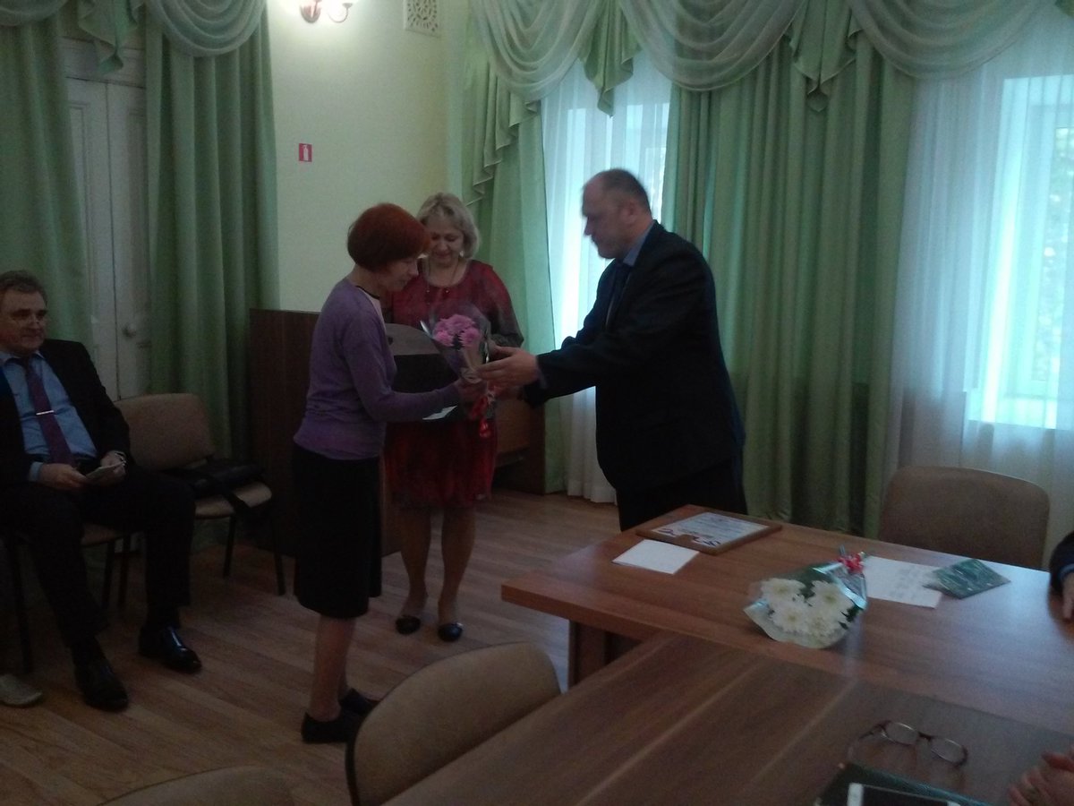 На еженедельной городской планерке удостоверения "Ветеран труда" вручены Казаковой Т.Н., Долбадзе С.К., Трутневой И.А.