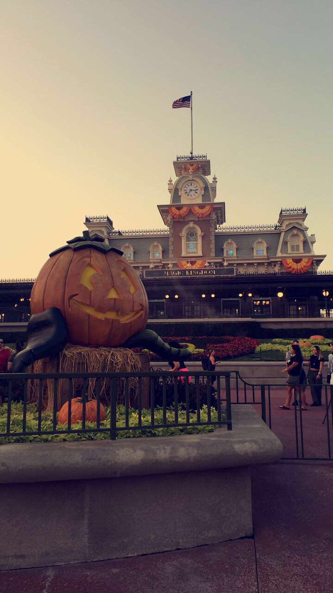 charlotte_boden's tweet photo. Love where you work and you'll never work a day in your life (I work everyday but you get the point)👑🎃🏰 #HalloweenAtTheKingdom #DCP17 https://t.co/p0xZoHA44o