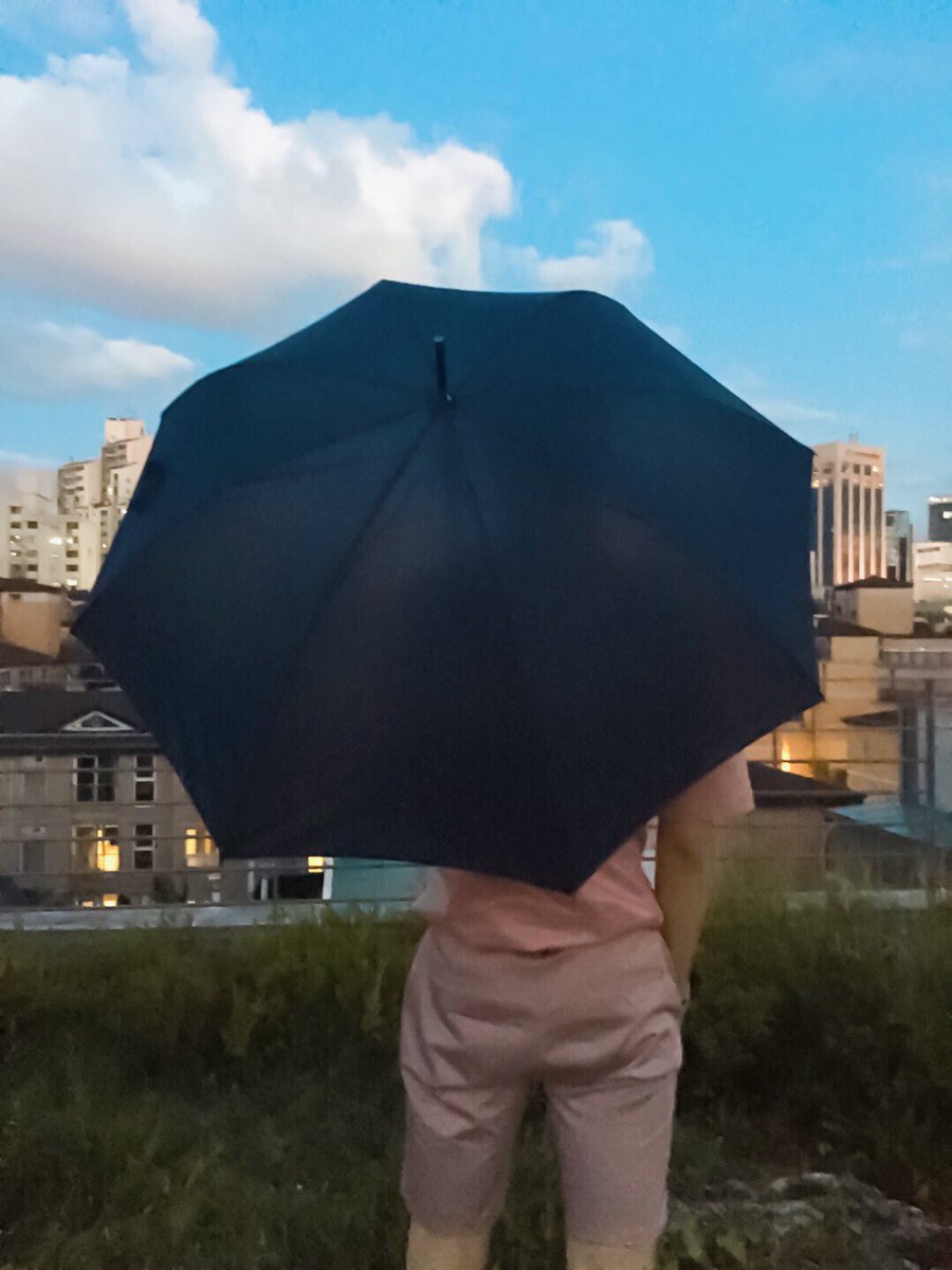 NFlyingofficial's tweet image. [#진짜를찾아라 4탄] 태양을 피하는 뒷모습이 매력적인 차도남! 우산 속 멤버의 주인공은?! 정답은 잠시 후 공개됩니다🌂
#엔플라잉 #NFlying #THEREALNFlying #진짜가나타났다 😮