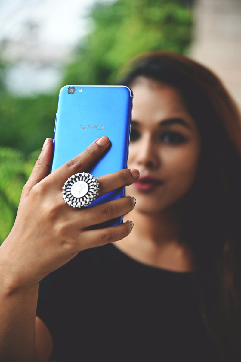aanchalgoel01's tweet photo. With 64GB internal storsge, 4GB RAM and 13 MP primary camera, VIVO V5s Blue edition is my go-to device. 💙💙#VivoV5s #VivoIndia #EnergeticBlue https://t.co/zSiG8krx2K