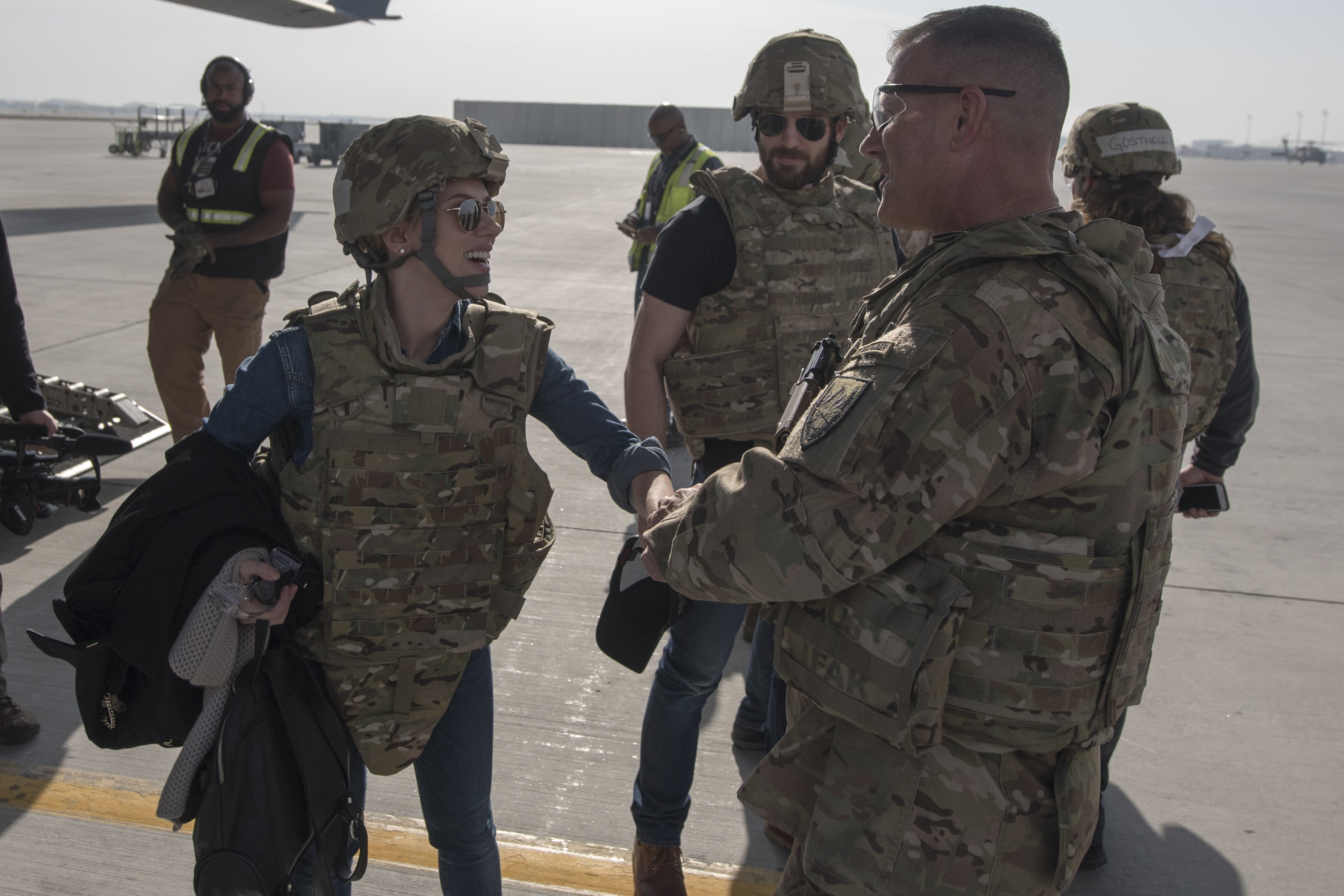 Chris Evans News On Twitter: Scarlett Johansson And Chris Evans During The  Uso Holiday Tour At Bagram Air Base, Afghanistan, Dec. 2016. Credit:  Dominique A. Pineiro Https://T.co/Yvdvwkh5qf / Twitter