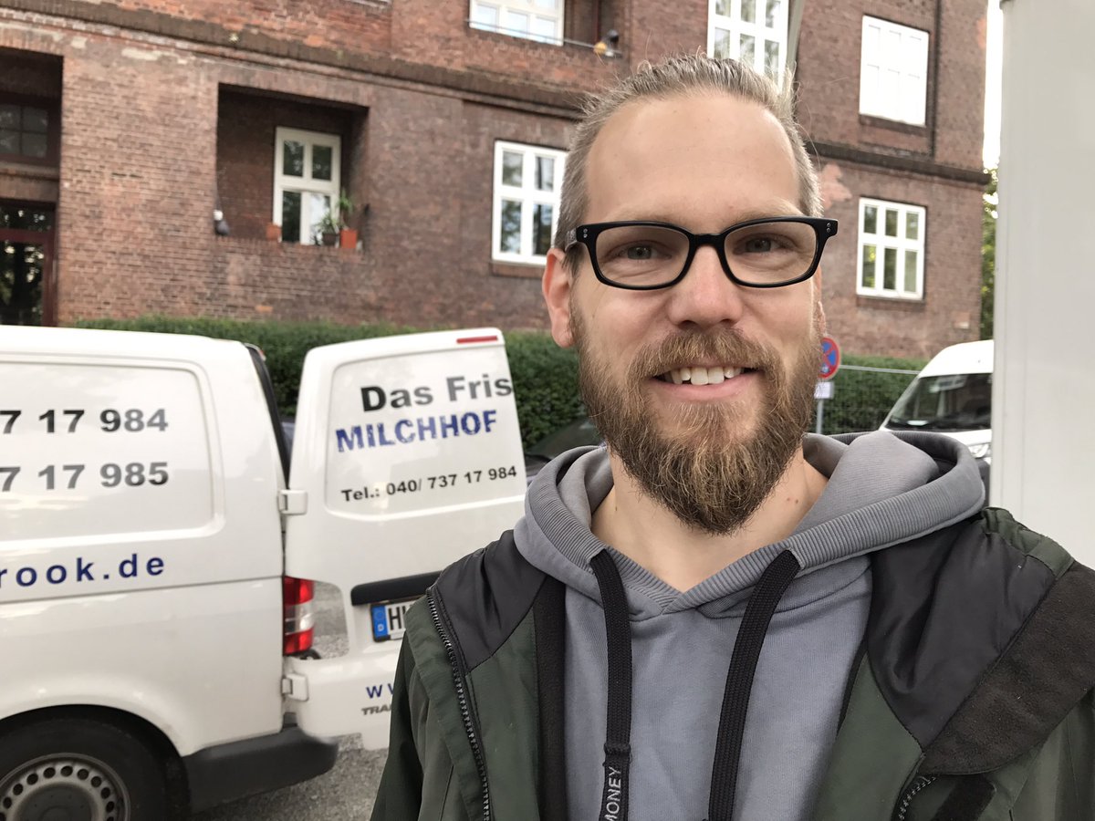 Die Mieten müssen wieder bezahlbar werden, sagt Milchmann Frederik Stockfleth, 35, auf einem Wochenmarkt in Hamburg #1TagDeutschland