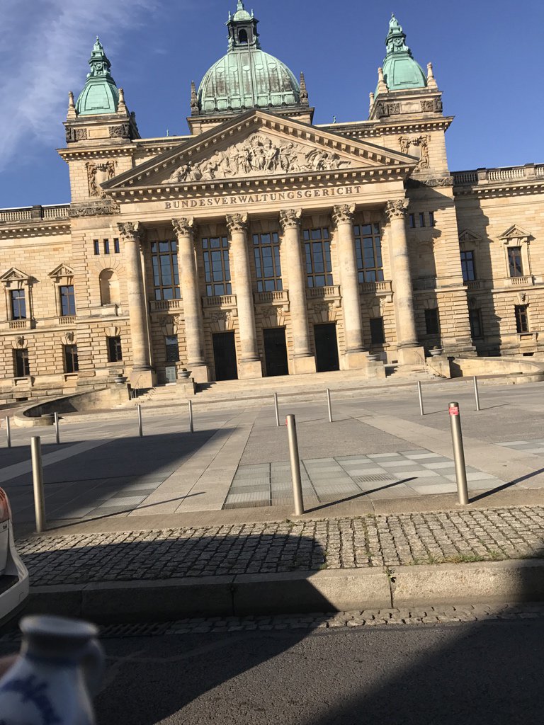 BembelOnTour's tweet photo. Aach des Stöffsche muss ja verwalted werde...

#Bundesverwaltungsgericht
#Leipzig

#Bembel #BembelOnTour https://t.co/rhxmFoj6bg