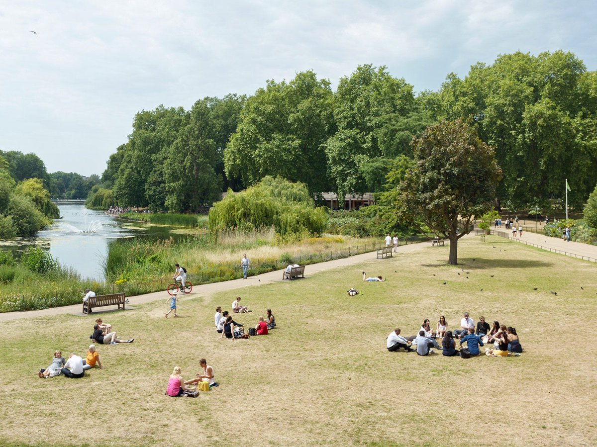 What does it mean to live in #London in 2017? We're commissioning photographers to answer this question: kickstarter.com/projects/94009…